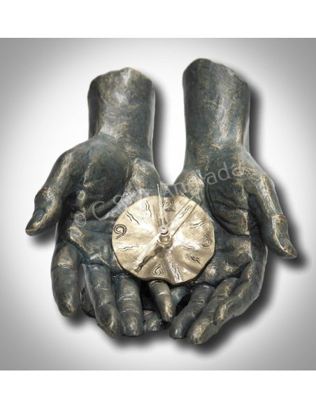 Escultura realista de manos  El Tiempo en tus Manos - Anglada Esculturas