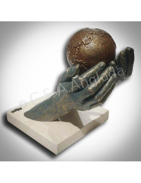 Escultura de manos "Te Ofrezco El Mundo" - Anglada Esculturas