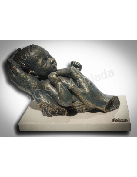 Escultura de manos Soñando con Mamá - Anglada Esculturas