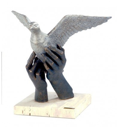 Escultura realista de manos con paloma ALEGORÍA A LA PAZ de Ángeles Anglada