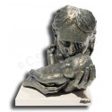 Escultura realista de una madre con su bebé Mimos