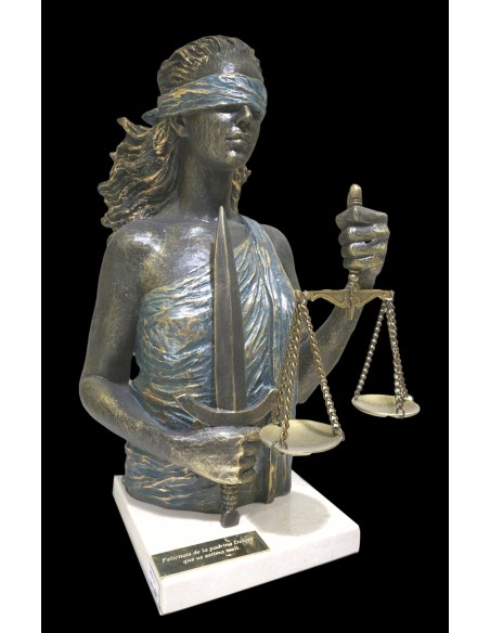 Justicia sobre base de mármol