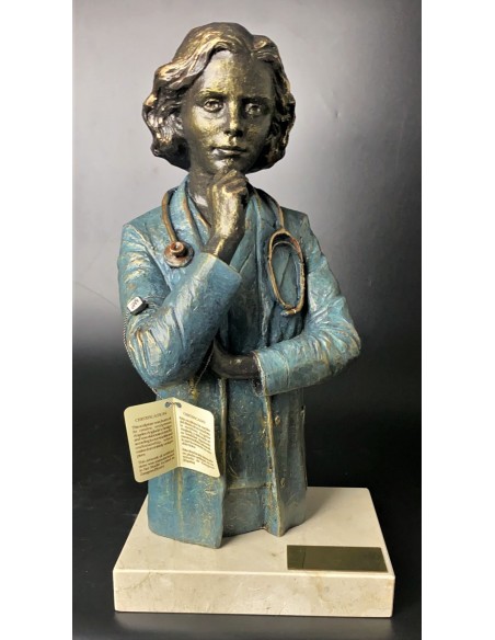 Escultura realista con base de mármol. Diseño A. Anglada